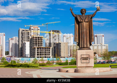 MINSK, Weißrussland - Mai 06, 2016: Francysk Skaryna (oder Francisk Skorina) Monument und neue Apartmentanlage Mayak in Minsk, Belarus. Es ist in der Nähe von t Stockfoto