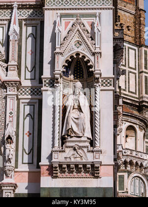 Skulptur von Erzbischof St. Antoninus an einem der Portale der Dom in Florenz Italien Stockfoto