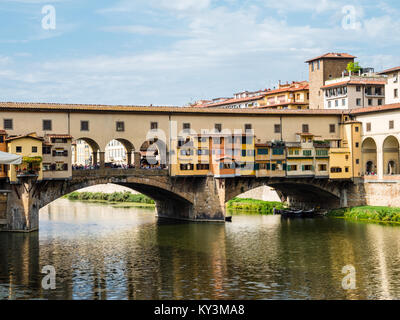 Blick auf die berühmte Brücke Ponte Vecchio von der anderen Seite des Arno in Florenz, Italien Stockfoto