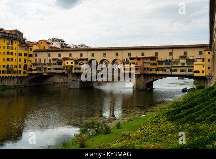 Blick auf die berühmte Brücke Ponte Vecchio vom Ufer des Arno in Florenz, Italien Stockfoto