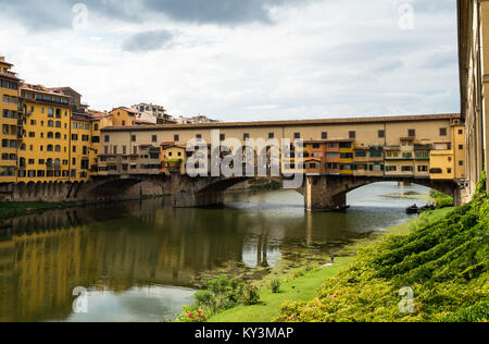 Blick auf die berühmte Brücke Ponte Vecchio vom Ufer des Arno in Florenz, Italien Stockfoto