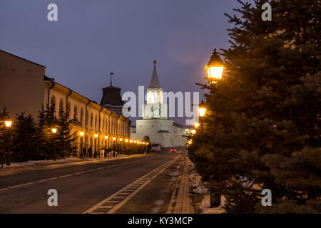 Ansicht der Spasski Turm der Kasaner Kreml im Winter abends, Kazan, Russland Stockfoto