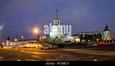 Blick auf den Kasaner Kreml im Winter abends, Kazan, Russland Stockfoto