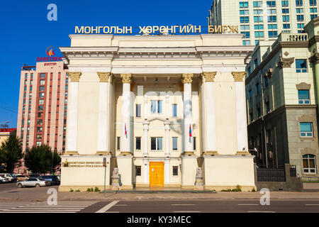 ULAANBAATAR, Mongolei - Juli 12, 2016: Mongolische Börse Gebäude auf Dschingis Square (Sukhbaatar Platz) in Ulaanbaatar, Mongolei. Stockfoto