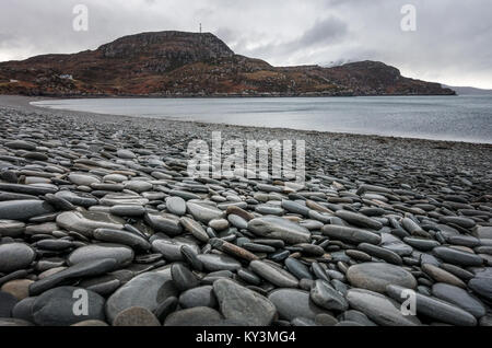 Schöne flache Kieselsteine am Kiesstrand in Ardmair, in der Nähe von Ullapool, Schottland Stockfoto