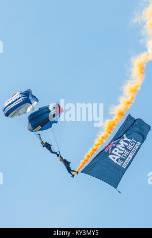 Tiger Fallschirm Freifall Team am Flügel & Räder Display, Dunsfold, Surrey 2017 Stockfoto