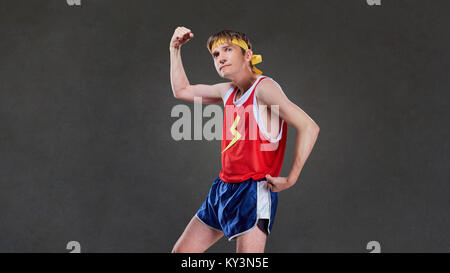 Eine lustige schlanke Mann in Sportswear posieren. Stockfoto