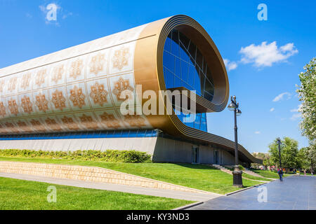 BAKU, Aserbaidschan, 13. SEPTEMBER 2016: Aserbaidschan Teppich Museum zeigt Aserbaidschanischen Teppiche und Vorleger Elemente der verschiedenen Techniken und Materialien Stockfoto