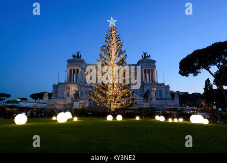 Der Weihnachtsbaum von Rom 2017 Spelacchio, in einer Nacht Aussicht auf die Piazza Venezia mit dem Denkmal der Altar des Vaterlandes auf Hintergrund aufgerufen. Stockfoto