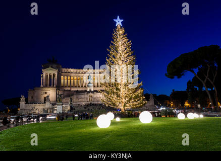 Der Weihnachtsbaum von Rom 2017 Spelacchio, in einer Nacht Aussicht auf die Piazza Venezia mit dem Denkmal der Altar des Vaterlandes auf Hintergrund aufgerufen. Stockfoto