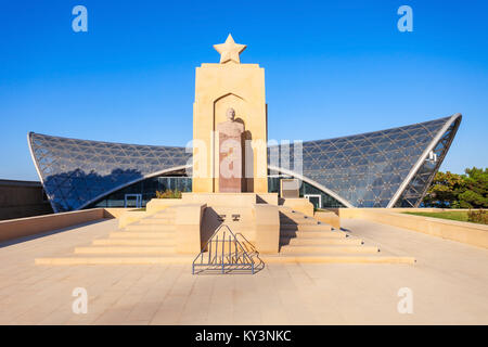 BAKU, Aserbaidschan, 13. SEPTEMBER 2016: Hazi Aslanov Monument und Neubau der Seilbahn in Baku an der Märtyrer Gasse im Zentrum von Baku, Azerbai Stockfoto