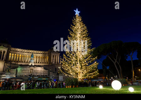 Der Weihnachtsbaum von Rom 2017 Spelacchio, in einer Nacht Aussicht auf die Piazza Venezia mit dem Denkmal der Altar des Vaterlandes auf Hintergrund aufgerufen. Stockfoto