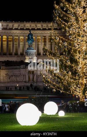 Details Der Weihnachtsbaum von Rom 2017 Spelacchio genannt, in der Piazza Venezia mit dem Denkmal der Altar des Vaterlandes für den Hintergrund. Stockfoto
