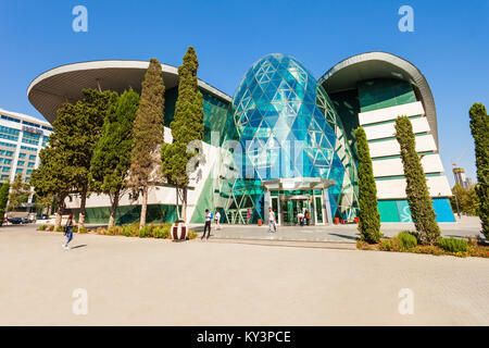 BAKU, Aserbaidschan, 14. SEPTEMBER 2016: Park Bulvar Mall ist ein Einkaufszentrum in der Innenstadt von Baku, Aserbaidschan. Stockfoto