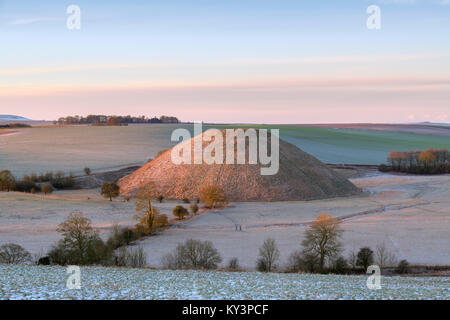 Silbury Hill im Winter bei Sonnenaufgang. Avebury, Wiltshire, England Stockfoto