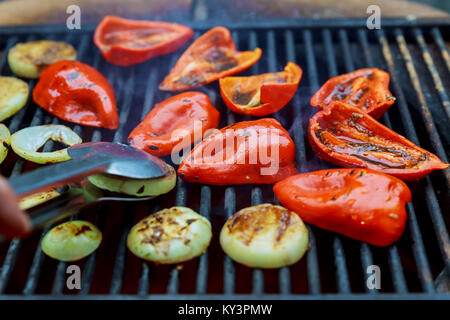 Gegrillte rote Paprika und Zwiebel zu braten, rotem Pfeffer und Zwiebeln Gegrillt Gegrillte Stockfoto