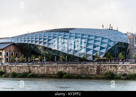 Budapest, Ungarn - 12. August 2017: Balna Gebäude. Es ist eine moderne Architektur Handels-, Kultur-, Unterhaltungs- und Freizeitzentrum am Flussufer Stockfoto
