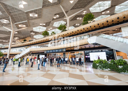 BAKU, Aserbaidschan, 16. SEPTEMBER 2016: Baku Heydar Aliyev International Airport. Es ist eine der sechs internationalen Flughäfen Azerbai Stockfoto