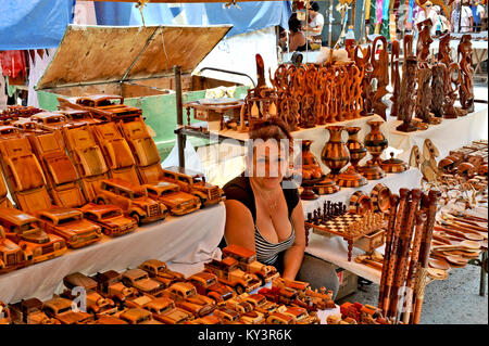 Havanna, Kuba, 6. Mai 2006. Souvenirs zum Verkauf in den wichtigsten Markt in Havanna, am 6. Mai 2006. Die Anbieter der Vermarktung ihrer Produkte. Stockfoto