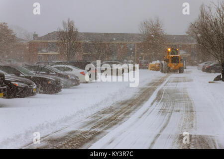 04 Januar 2018 NY New York: Schneeräumen Fahrzeug Schneeräumung Reinigung Straße von Schneesturm. Stockfoto