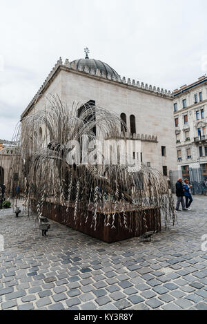 Budapest, Ungarn - 13. August 2017: Die trauerweide Skulptur im Memorial Garden der Großen Synagoge in Budapest. Stockfoto