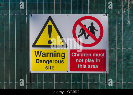 Baustelle Gefahr Warnzeichen - Kinder- Hinweisschild 'Dont Spielen hier", Baustelle Zaun. Stockfoto