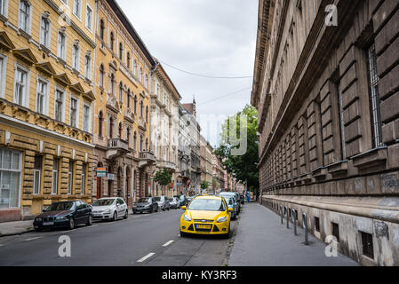 Budapest, Ungarn - 13. August 2017: Straße in der historischen Innenstadt von Budapest, im Herzen des jüdischen Viertels Stockfoto