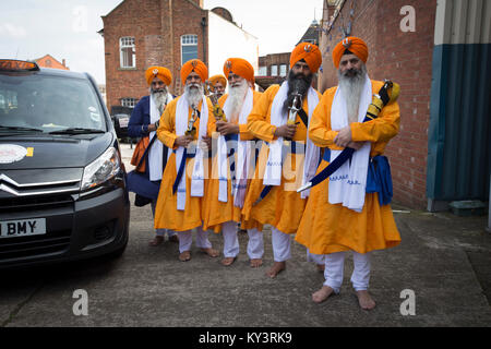 Sikhs an ihrem Tempel in Leicester, England anreisen, bevor ein Bi - jährliche Prozession durch die Straßen der Stadt. Laut der Volkszählung von 2011 lebten 14.500 Menschen in der Sikh Glauben leben in Leicester, rund fünf Prozent der Bevölkerung. Die örtlichen Fußballverein, Leicester City, wurden am Rande des Seins überraschung Gewinner der Englischen Premier League in der Saison 2015-16. Stockfoto