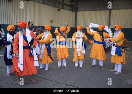 Sikhs an ihrem Tempel in Leicester, England anreisen, bevor ein Bi - jährliche Prozession durch die Straßen der Stadt. Laut der Volkszählung von 2011 lebten 14.500 Menschen in der Sikh Glauben leben in Leicester, rund fünf Prozent der Bevölkerung. Die örtlichen Fußballverein, Leicester City, wurden am Rande des Seins überraschung Gewinner der Englischen Premier League in der Saison 2015-16. Stockfoto