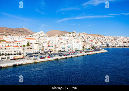 Insel Syros, Griechenland - 21. OKTOBER 2016: Städte und Ano Syros Ermoupoli auf der Insel Syros. Oder Syros Syros ist eine griechische Insel der Kykladen, in der Stockfoto