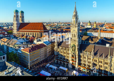 Luftbild der Neuen Rathaus und dem Marienplatz vor Sonnenuntergang, München, Bayern, Deutschland Stockfoto