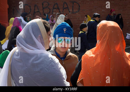 Sikhs an ihrem Tempel in Leicester, England anreisen, bevor ein Bi - jährliche Prozession durch die Straßen der Stadt. Laut der Volkszählung von 2011 lebten 14.500 Menschen in der Sikh Glauben leben in Leicester, rund fünf Prozent der Bevölkerung. Die örtlichen Fußballverein, Leicester City, wurden am Rande des Seins überraschung Gewinner der Englischen Premier League in der Saison 2015-16. Stockfoto