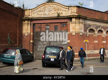 Sikhs an ihrem Tempel in Leicester, England anreisen, bevor ein Bi - jährliche Prozession durch die Straßen der Stadt. Laut der Volkszählung von 2011 lebten 14.500 Menschen in der Sikh Glauben leben in Leicester, rund fünf Prozent der Bevölkerung. Die örtlichen Fußballverein, Leicester City, wurden am Rande des Seins überraschung Gewinner der Englischen Premier League in der Saison 2015-16. Stockfoto