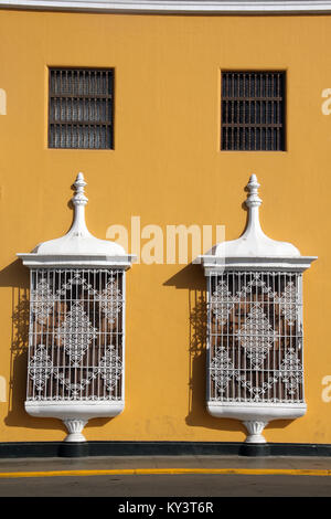 Gelbe Wand und weißen Fenstern des Gebäudes in Trujillo, Peru Stockfoto