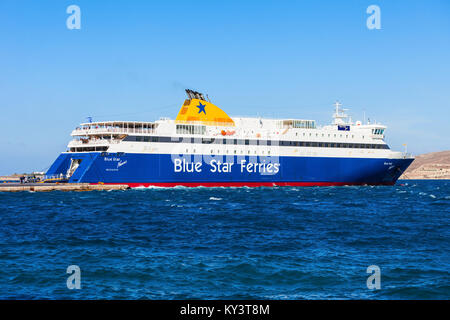 Insel Paros, Griechenland - 25. OKTOBER 2016: Blue Star Ferry im Meer in der Nähe von Inseln der Kykladen in Griechenland Aegian Meer. Stockfoto