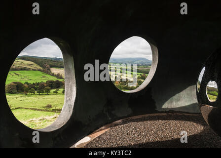 Blick über die Landschaft von der Innenseite des "Atom", ein Panoptikum, über Wycoller in Lancashire, England. 11. Oktober 2008 Stockfoto