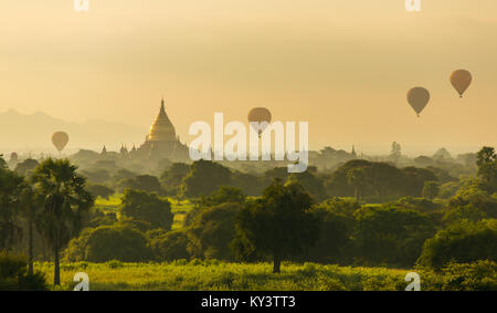 Luftballons über buddhistische Tempel bei Sonnenaufgang in Bagan, Myanmar. Stockfoto