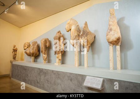 DELPHI, Griechenland - 15. OKTOBER 2016: Ruiniert Skulpturen in der Delphi Archäologischen Museum. Delphi war eine wichtige antike griechische religiöse Heiligtum. Stockfoto