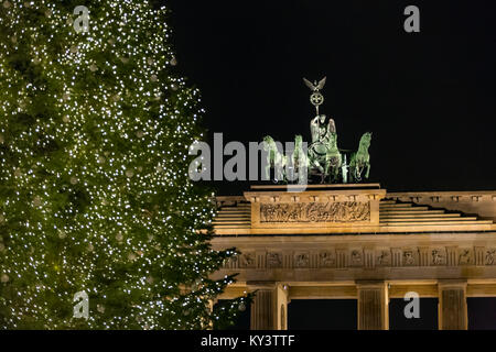 Brandenburger Tor und Weihnachtsbaum in Berlin, Deutschland Stockfoto