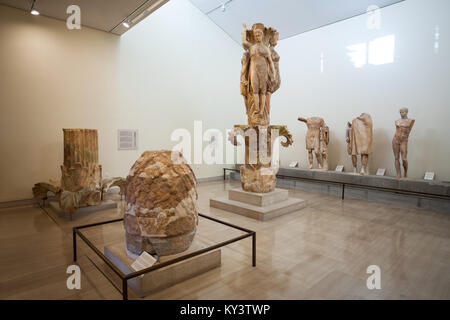 DELPHI, Griechenland - 15. OKTOBER 2016: Tänzer von Delphi oder akanthus Spalte in Delphi, Archäologisches Museum. Sie sind in der Nähe von Sanctuary von Pythia Apol gefunden Stockfoto