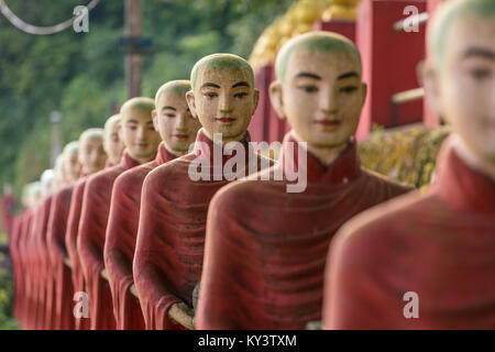 Buddhistische Mönche Steinstatuen Reihe bei Kaw Thaung ka Höhle, Hpa-an, Myanmar Stockfoto