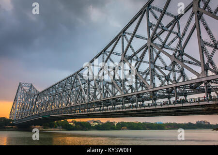 Howrah Bridge auf dem Fluss Hooghly bei Sonnenuntergang in Kolkata, Indien Stockfoto