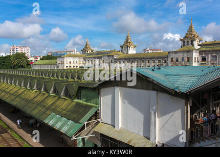 Yangon, Myanmar - September 29, 2016: Yangon Hauptbahnhof in Birma. Stockfoto