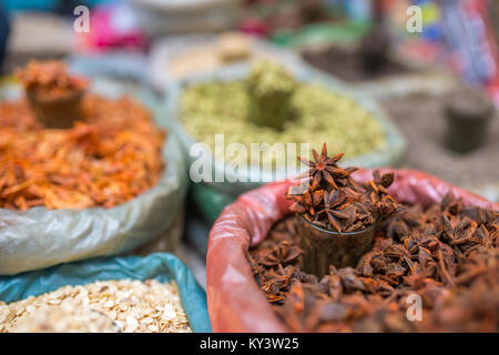 Close-up Sternanis und andere Gewürze auf den indischen Markt Stockfoto