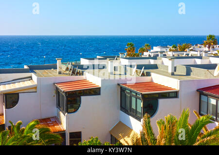 Weiße Häuser mit Terrassen im Wohngebiet in einer Sea Resort Stockfoto