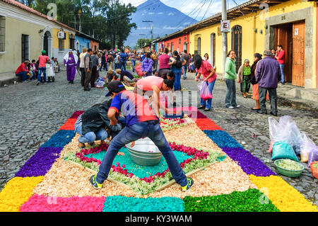 Antigua, Guatemala - 3. April 2015: Einheimische bilden Sägemehl & Blume Karfreitagsprozession Teppiche in der Stadt mit den berühmten Heiligen Woche feiern gefärbt Stockfoto