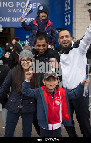 Home Anhänger Feiern außerhalb der King Power Stadion nach Leicester City Swansea City in der englischen Premier League fixture gehostet wird. In der englischen Stadt Leicester. Leicester City FC waren am Rande des Seins überraschung Gewinner der Englischen Premier League in der Saison 2015-16. An diesem Tag, sie besiegten ihre Besucher durch vier Ziele zu Null bis zu öffnen und acht Punkten Vorsprung an der Spitze der Tabelle. Stockfoto