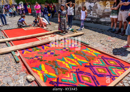 Antigua, Guatemala - 13. April 2017: Die gefärbten Sägespänen Gründonnerstag Prozession Teppiche in der Stadt mit den berühmten Heiligen Woche feiern Stockfoto