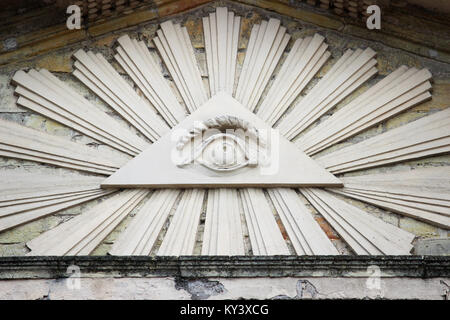 Die All Seeing Eye. Masonic Darstellung von Osiris. Dreieck und das Auge, das ist im Zusammenhang mit der Illuminati. Lutherische Kirche in der Stadt Gat Stockfoto