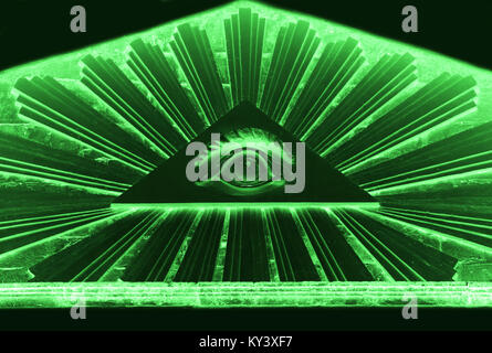 Die All Seeing Eye. Masonic Darstellung von Osiris. Lutherische Kirche in der Stadt Gatschina, das Zentrum der Pfarrei Hatsina. Computer processin Stockfoto